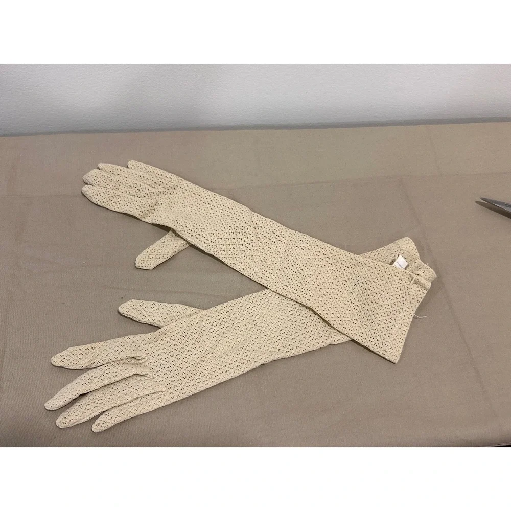Vintage mid-century nylon lace‎ gloves, likely produced in Japan.